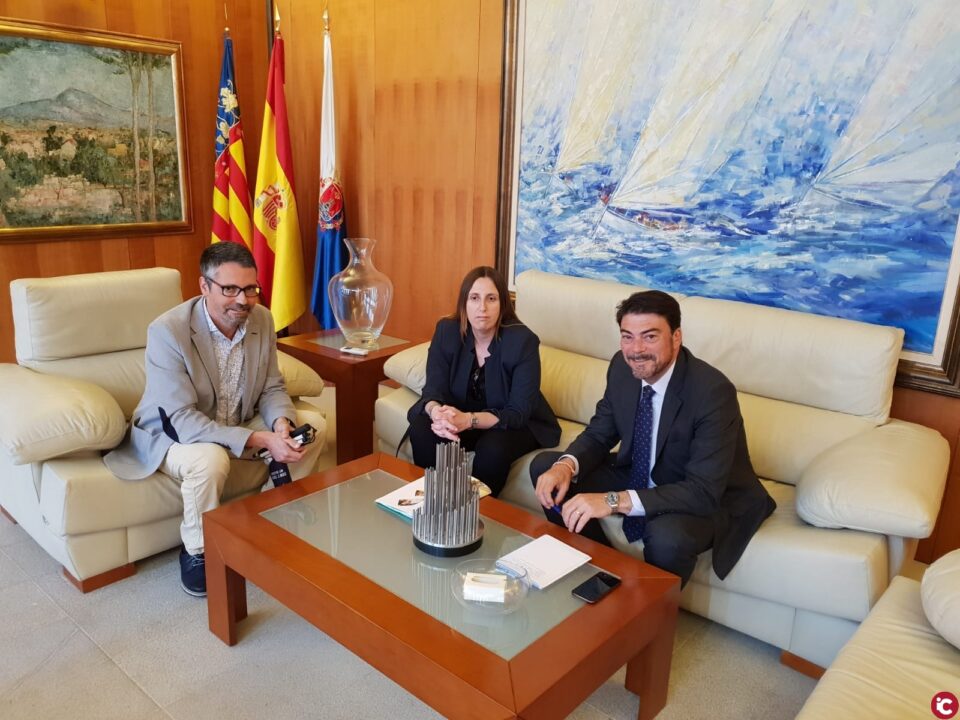 El alcalde recibe en el Ayuntamiento a representantes de ONCE Alicante