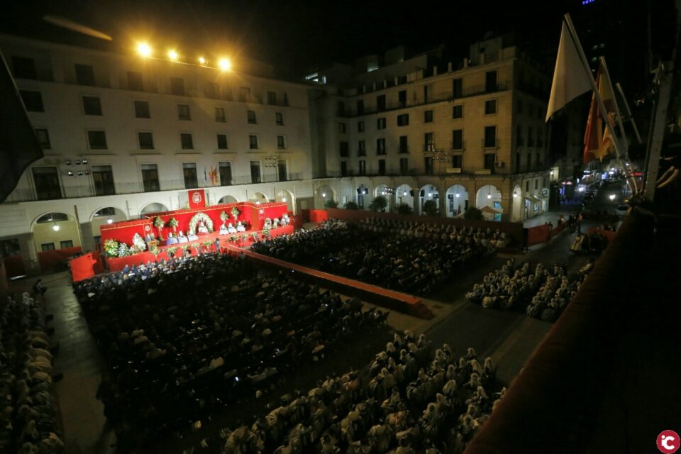 El alcalde de Alicante impone la banda a la Bellea del Foc Infantil Andrea del Caño Moya