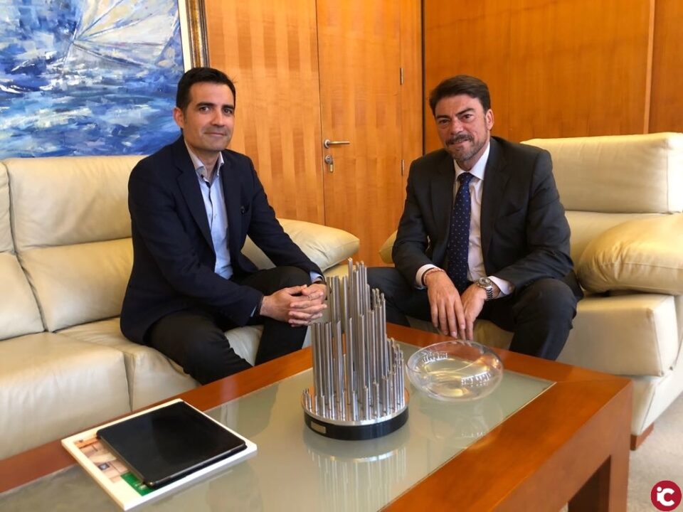 El alcalde de Alicante recibe al director provincial de Mercadona Luis Consuegra en el Ayuntamiento