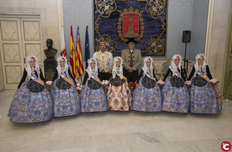 Andrea del Caño se convierte oficialmente en Bellea del Foc Infantil en un emotivo acto que llena la plaza del Ayuntamiento