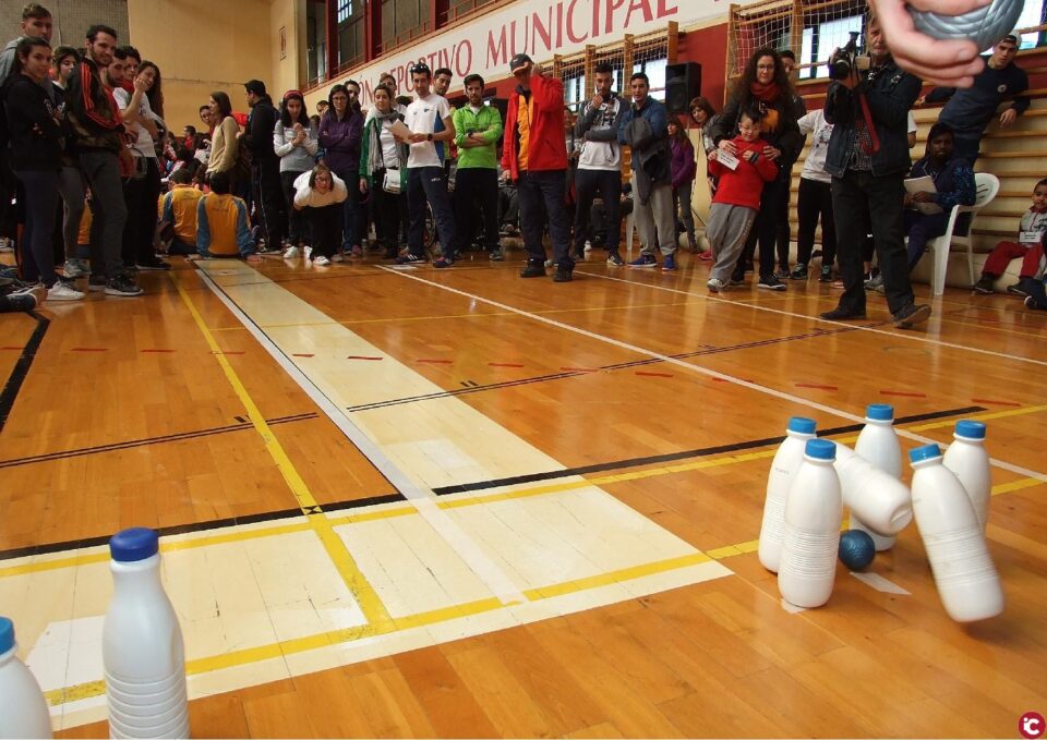 Jornada de juegos adaptados en el pabellón deportivo municipal