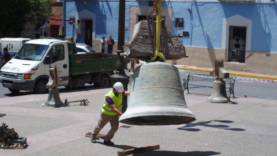 Extraídas las campanas de Santiago para su restauración