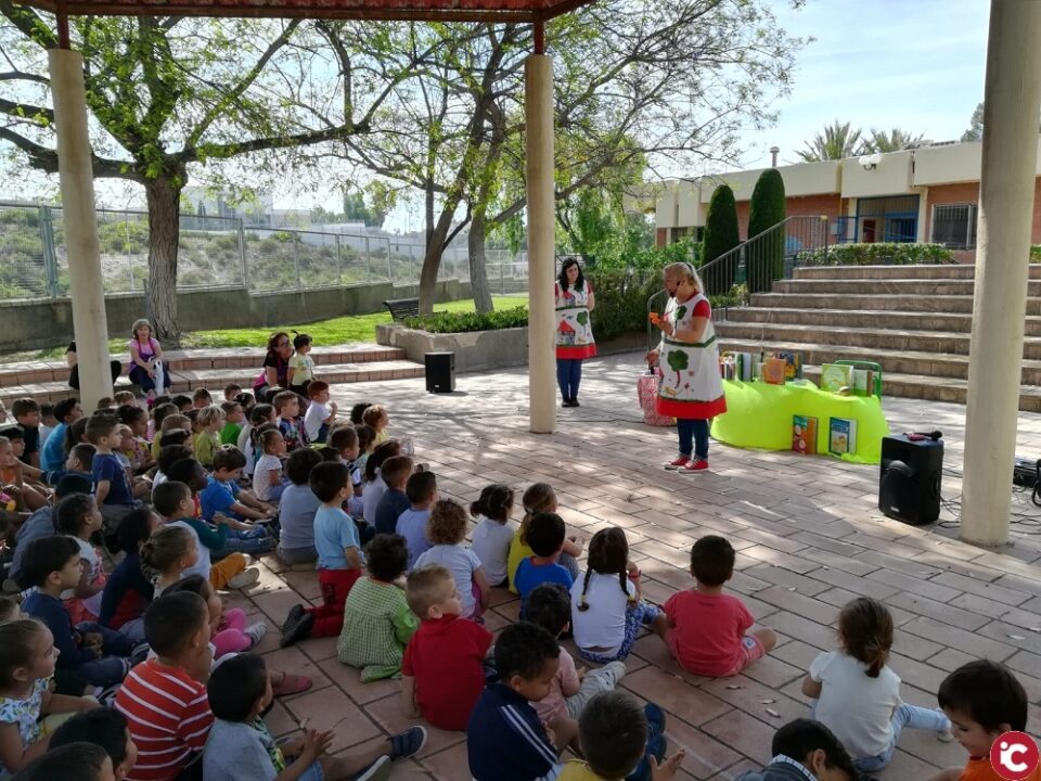 El Ayuntamiento despide el curso escolar con una sesión de cuenta cuentos en la escuela infantil 7 Enanitos