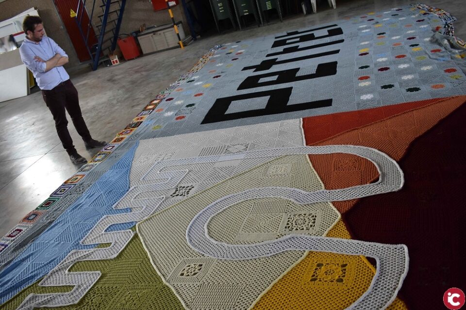 Fomento obliga a retirar la valla de ganchillo de Petrer