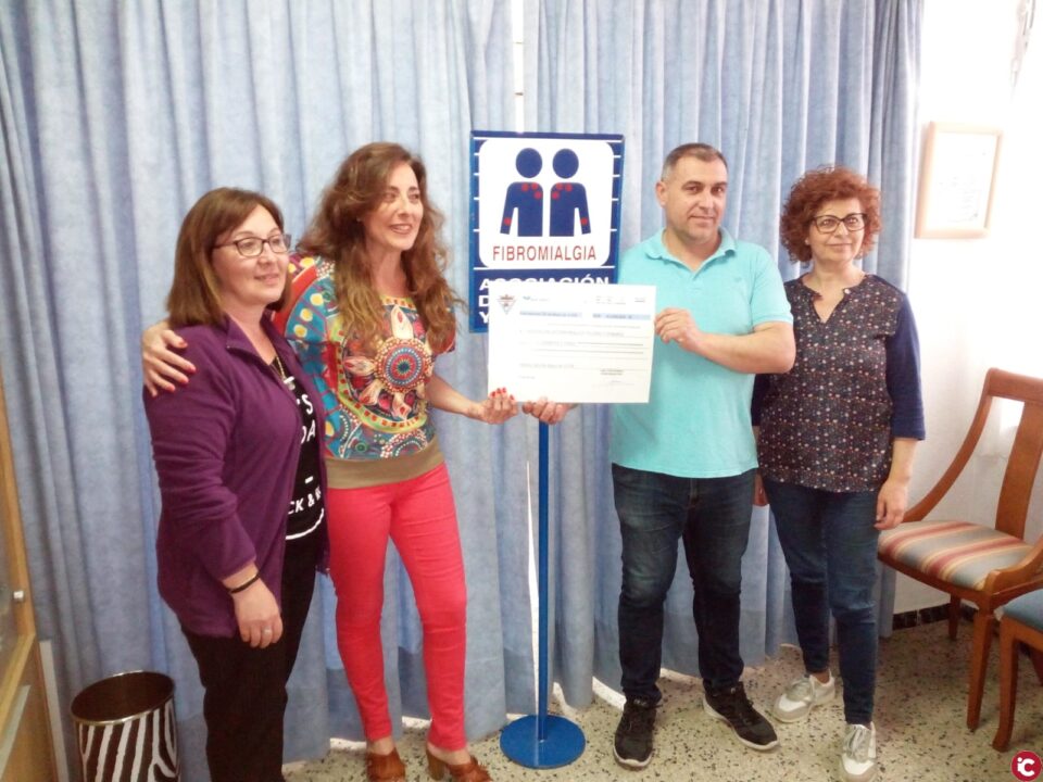 Entrega del dinero recaudado en el partido benéfico disputado el pasado domingo 6 de Mayo por parte del Villena C.F.