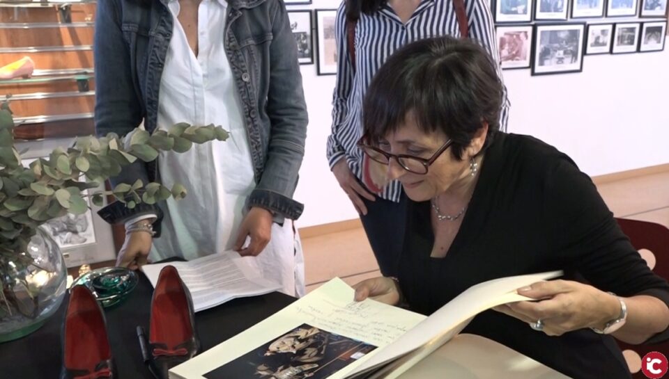 La escritora Elia Barceló hace entrega de unos zapatos muy especiales al Museo del Calzado