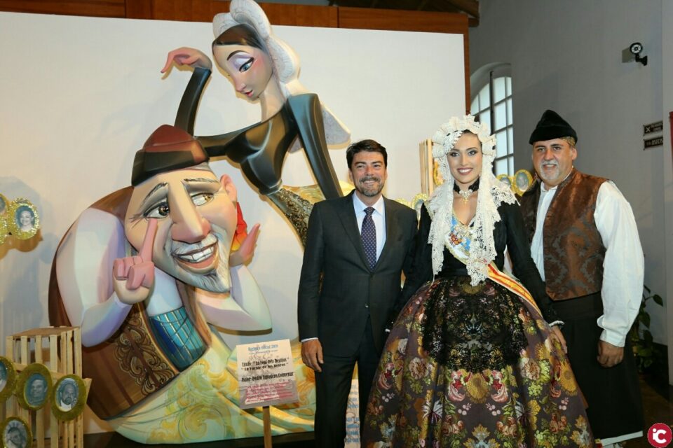 El alcalde de Alicante acude a la inauguración de la Exposición del Ninot en la sala de la Lonja del Pescado