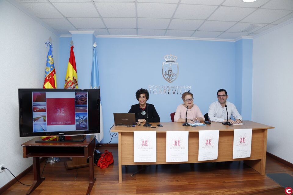 Estudiants d'Arquitectura de la UA instal·len les seues creacions d'Arquitectura Efímera en espais comercials de Torrevella