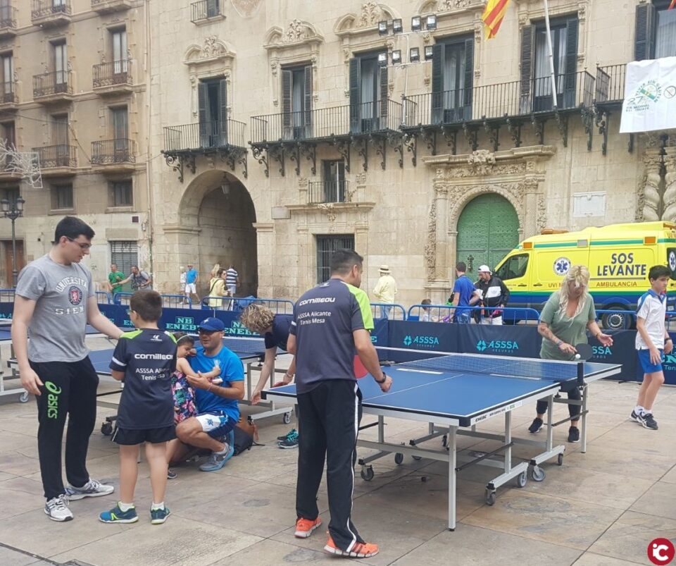 La Plaza del Ayuntamiento acoge la II Jornada de Tenis de Mesa en familia
