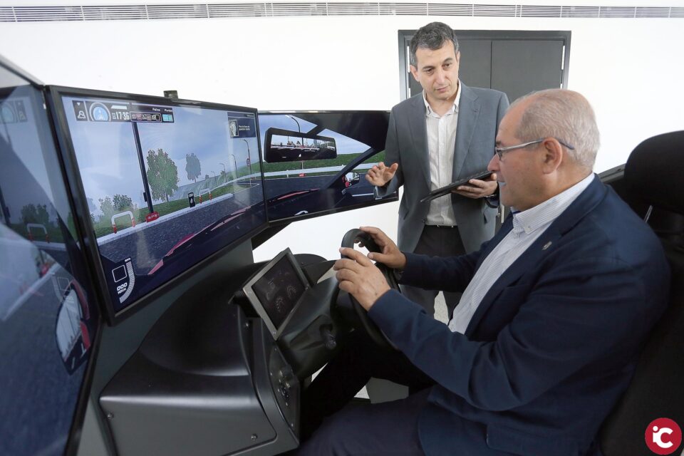 El Ayuntamiento de Alicante se une a la campaña preventiva de accidentes de tráfico con el uso del simulador de conducción entre los funcionarios.