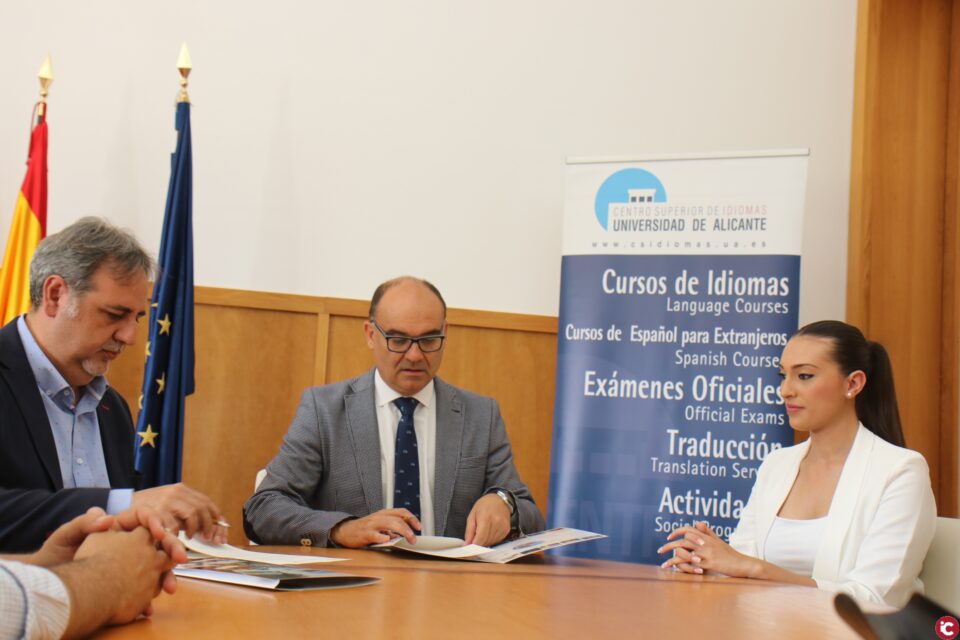 La Universitat d'Alacant i les Fogueres renoven l'aliança per a promocionar la festa entre els estudiants internacionals