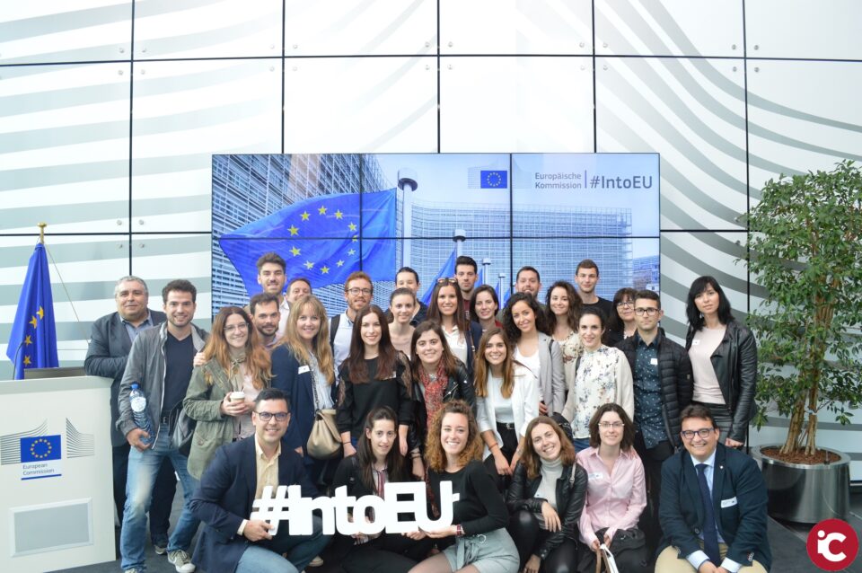 La vint-i-vuitena promoció del màster en Comerç Internacional de la UA viatja a Brussel·les per a conèixer les institucions de la Unió Europea