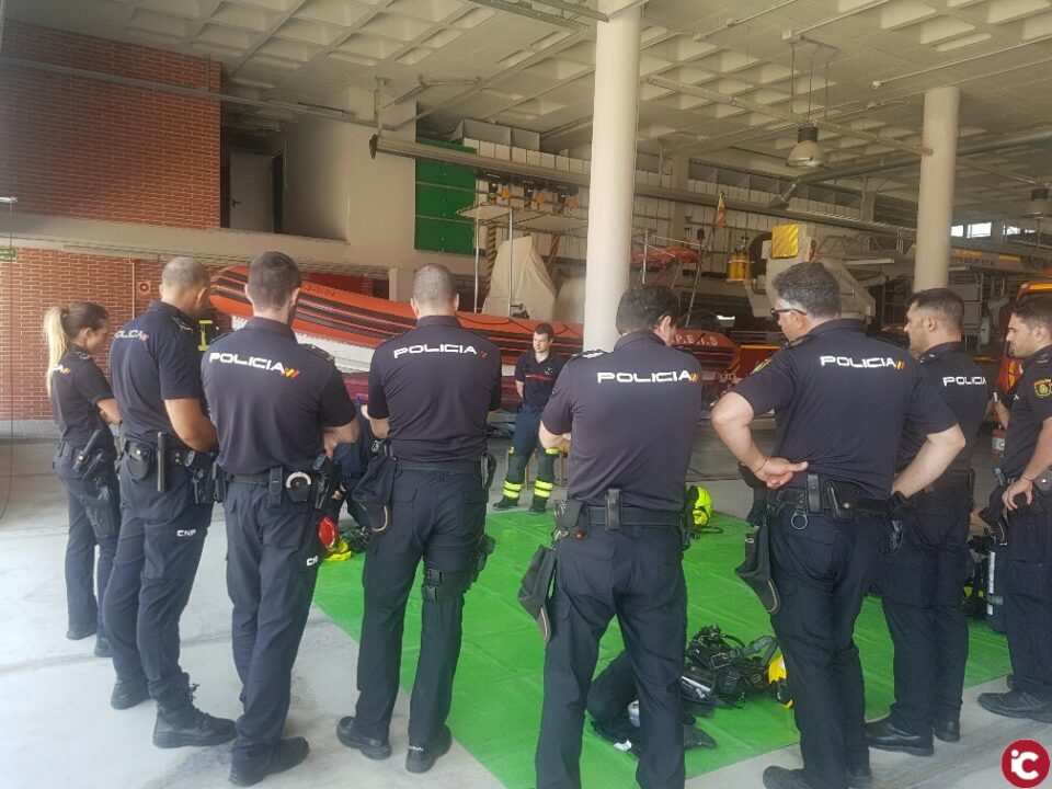 Los bomberos del SPEIS y Policías Nacionales se unen para realizar una jornada de formación en el parque de Ildelfonso Prats para mejorar la respuesta y coordinación ante un incendio