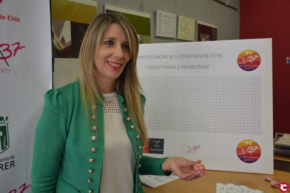 Turismo lanza una campaña para promocionar Día 37 con el reparto de chapas y un concurso