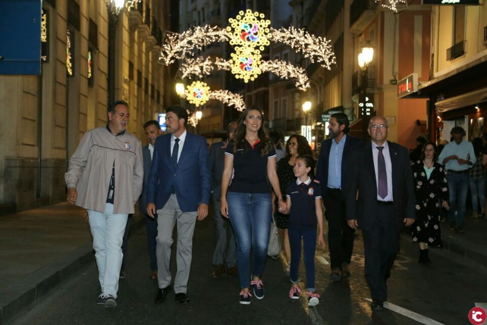 El alcalde Alicante enciende el alumbrado oficial de Hogueras 2018 junto con la Bellea del Foc desde la Plaza del Ayuntamiento