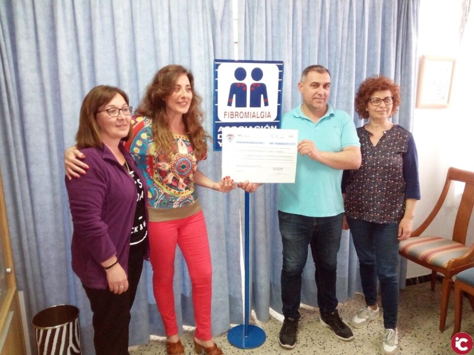 Acto celebrado en la sede de AFIVIC con la entrega del dinero recaudado en el partido benéfico disputado el pasado domingo