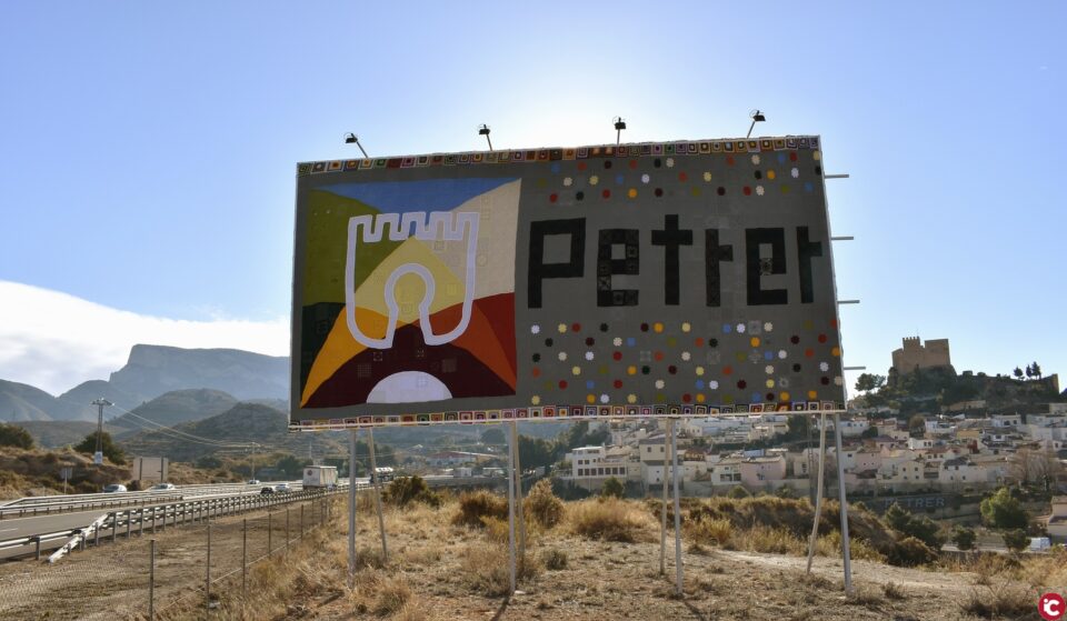 Más de 1.000 firmas en apoyo a la valla de ganchillo de Petrer