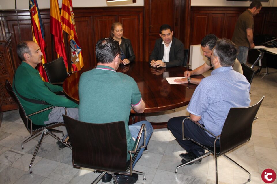 4 funcionaris d' lajuntament ascendeixen per promoció interna