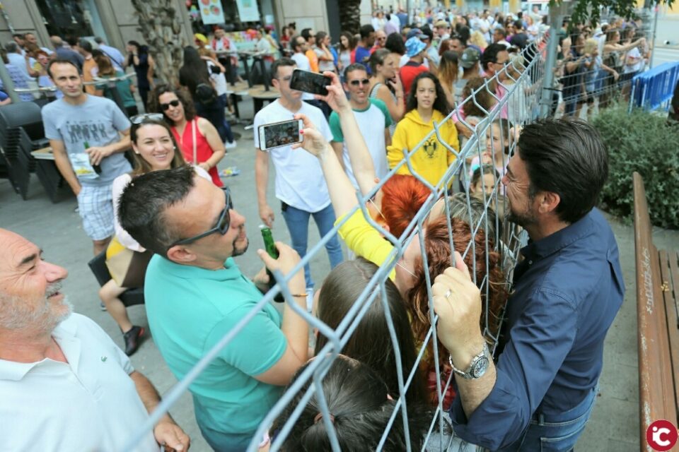 El alcalde y la Bellea del Foc rinden homenaje a todos l@s Foguerer en la segunda mascletá diurnas de las Hogueras