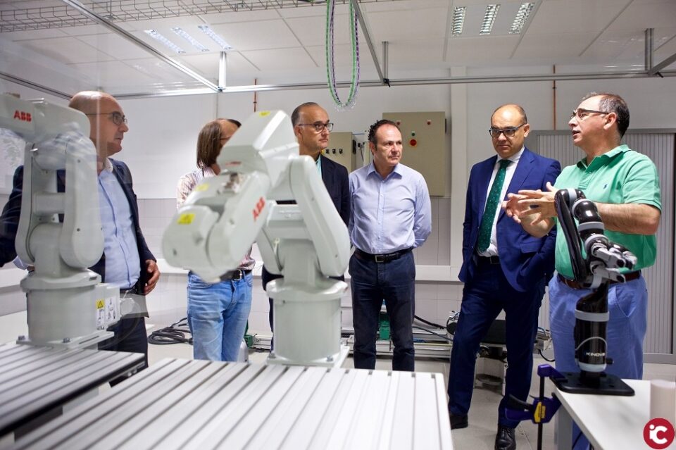 La Universitat d'Alacant inverteix 180.000 euros en robots per a la formació d'estudiants del grau d'Enginyeria Robòtica