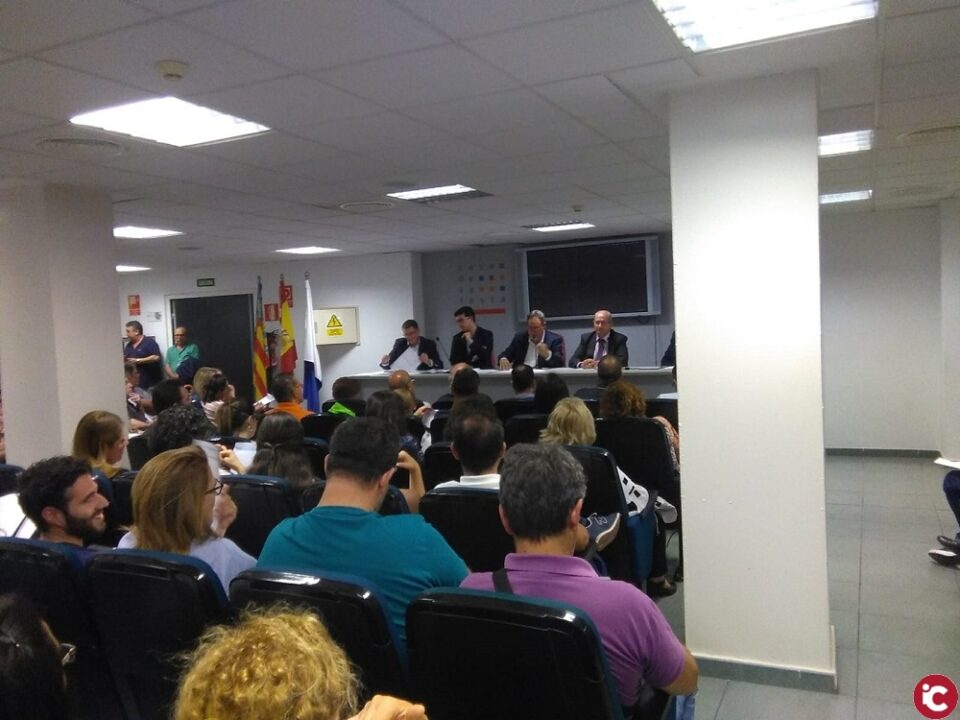 El concejal de Fiestas informa sobre asuntos relacionados con la seguridad y la organización de desfiles en Hogueras