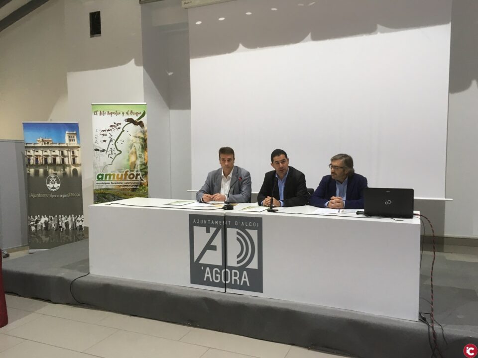 L'Associació de municipis valencians forestals (AMUFOR) ha celebrat aquest matí en Àgora una jornada tècnica anomenada "El arte rupestre y el bosque".