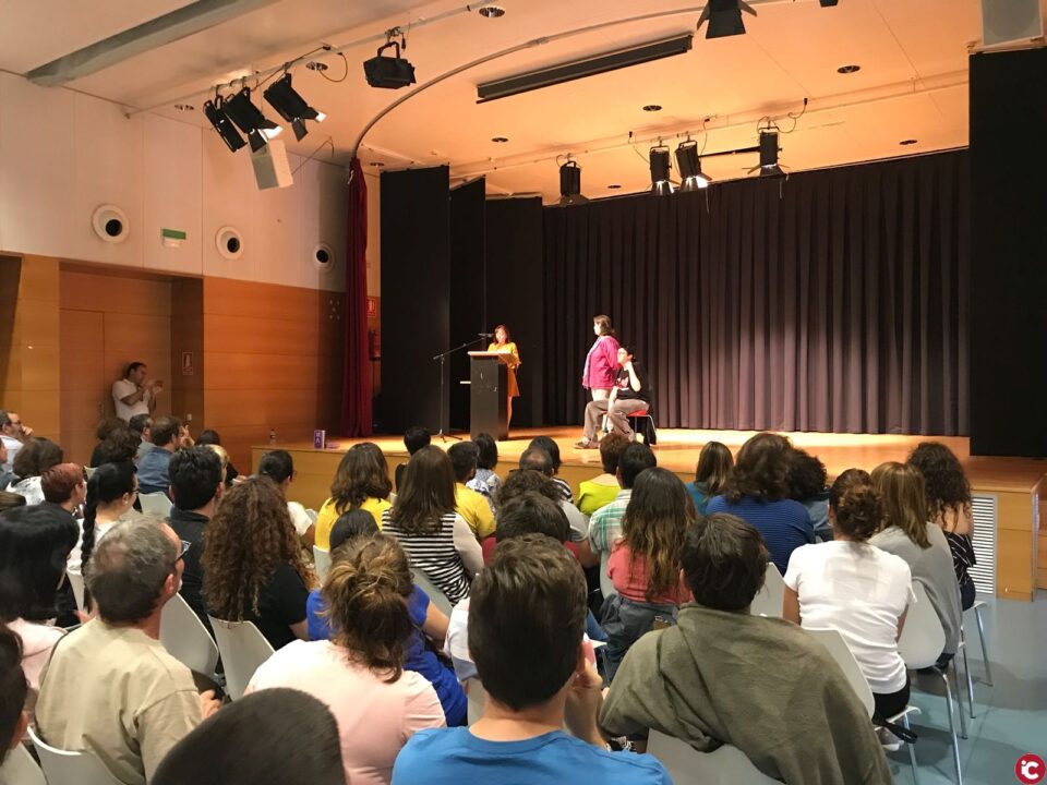 Centenares de jóvenes asisten a la clausura de la III campaña de Igualdad Las Bellas Despiertan con el relato No sólo duelen los golpes