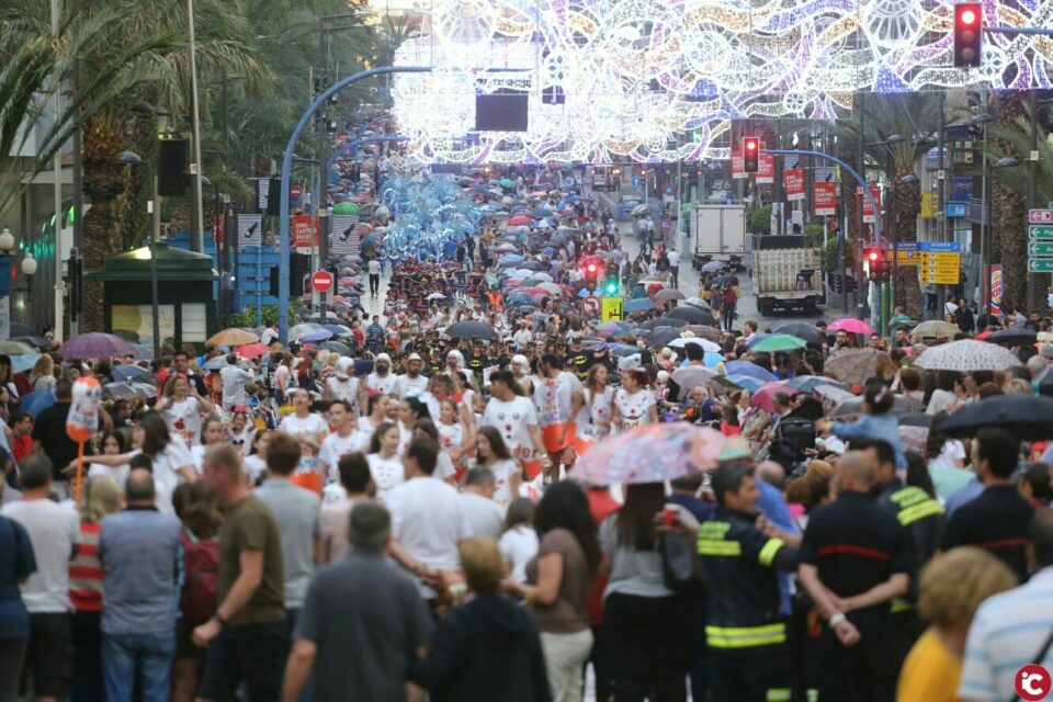 Más de 5.000 fogueres y barraquers participan un año más en el multitudinario desfile del ninot