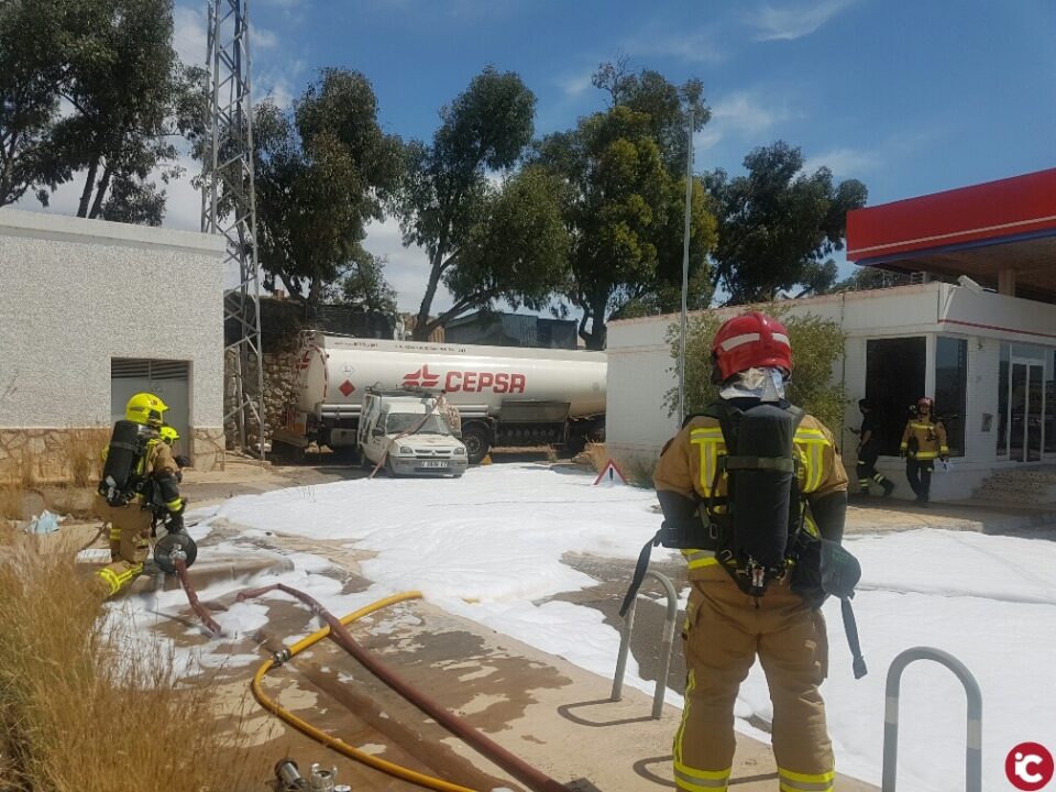Los bomberos del SPEIS neutralizan en un simulacro de un accidente en una gasolinera un derrame de 3.000 litros de gasolina