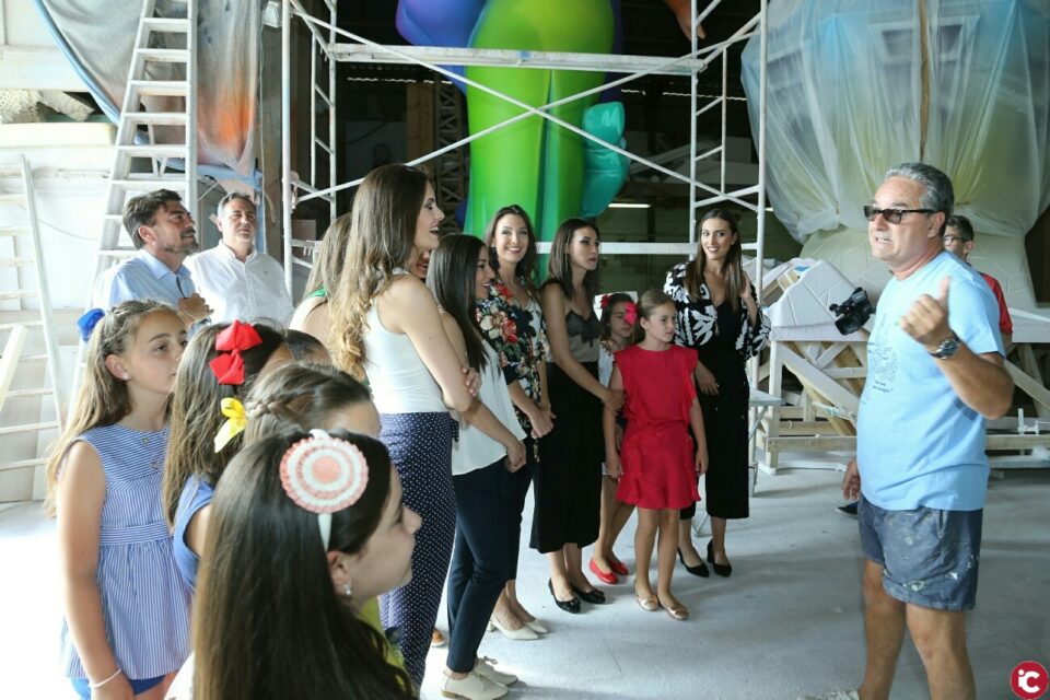El alcalde de Alicante visita junto a las Belleas del Foc las Hogueras Oficiales del 90 Aniversario en los talleres de Pedro Espadero y Sergio Gómez