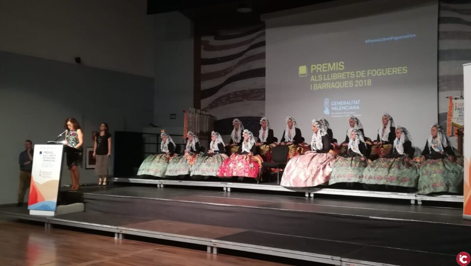 La Generalitat y el Ayuntamiento de Alicante apuestan por la promoción del valenciano en los llibrets de Hogueras y Barracas