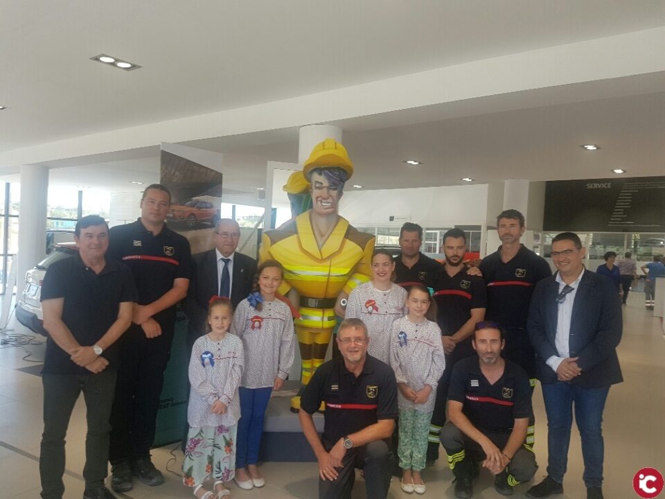 Foguerer Carolinas rinde homenaje a los bomberos de Alicante con un ninot indultado y solicita a la Federación la Insignia de Oro en reconocimiento de toda la fiesta
