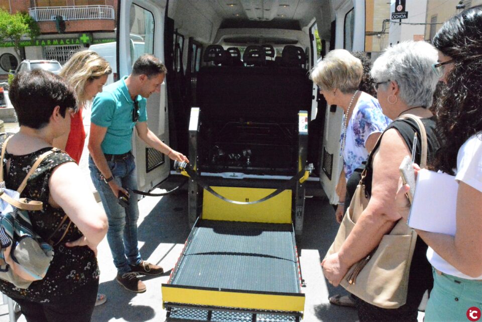 Pinoso ya dispone de un nuevo vehículo asistencial equipado con una plataforma elevadora para silla de ruedas