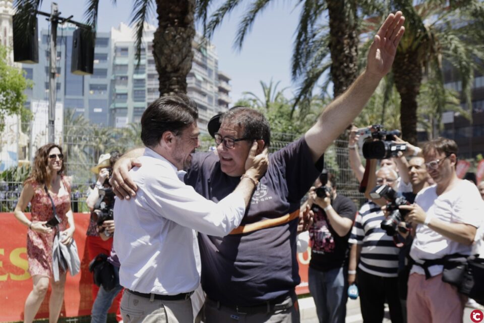 Pirotecnia Hermanos Ferrández dispara la segunda mascletà del XXXI Concurso con disparos digitalizados en honor a las Damas del Foc adultas de la historia de las Hogueras