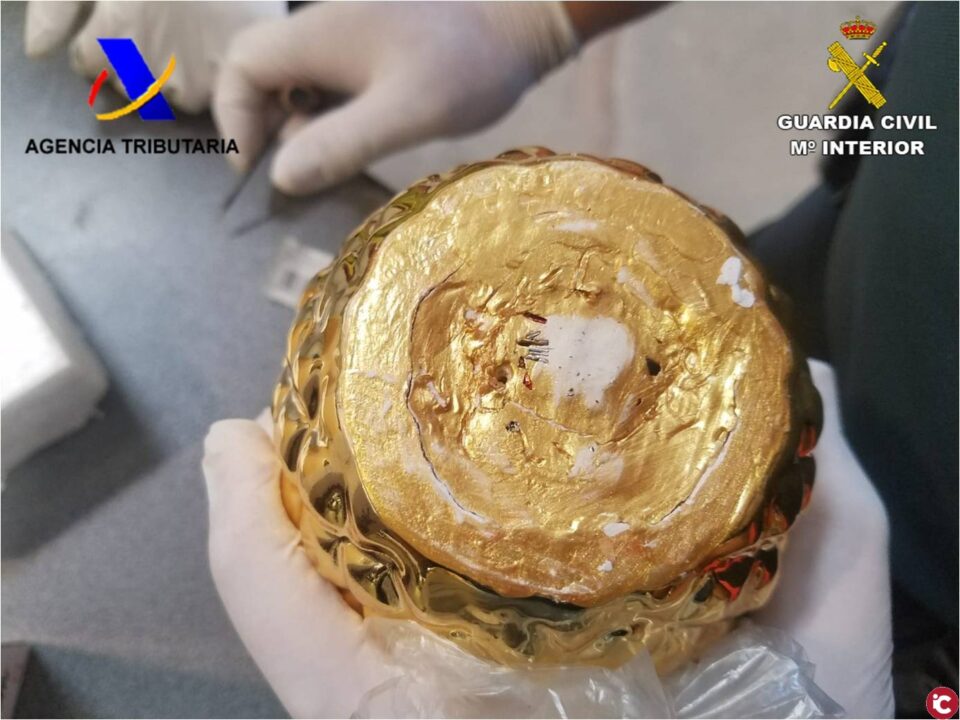 La Guardia Civil incauta en el aeropuerto un envío de droga escondido dentro de dos figuras de escayola