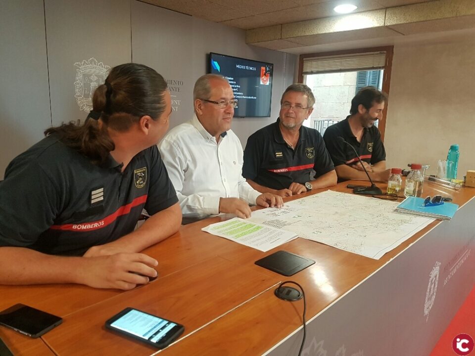 Los bomberos del SPEIS revisan una a una todas las hogueras de Alicante para garantizar la seguridad y comprobar que se plantan correctamente y cumplen los planes