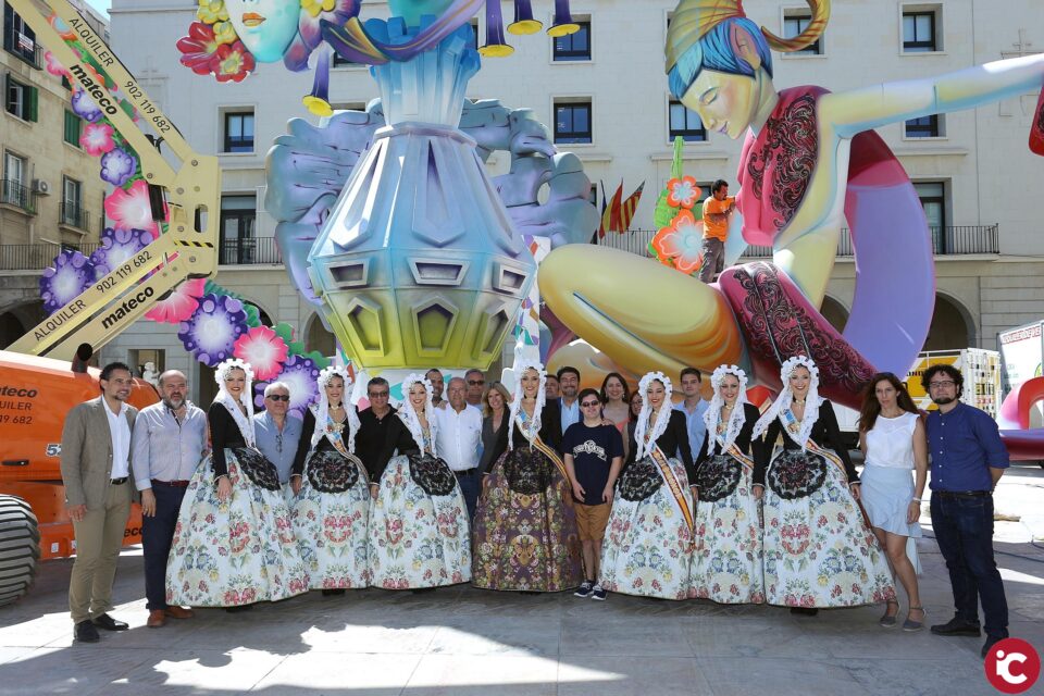 Las Belleas del Foc y el alcalde de Alicante visitan hoy la Hoguera Oficial en la plaza del Ayuntamiento y depositan su deseo en la fuente de los deseos