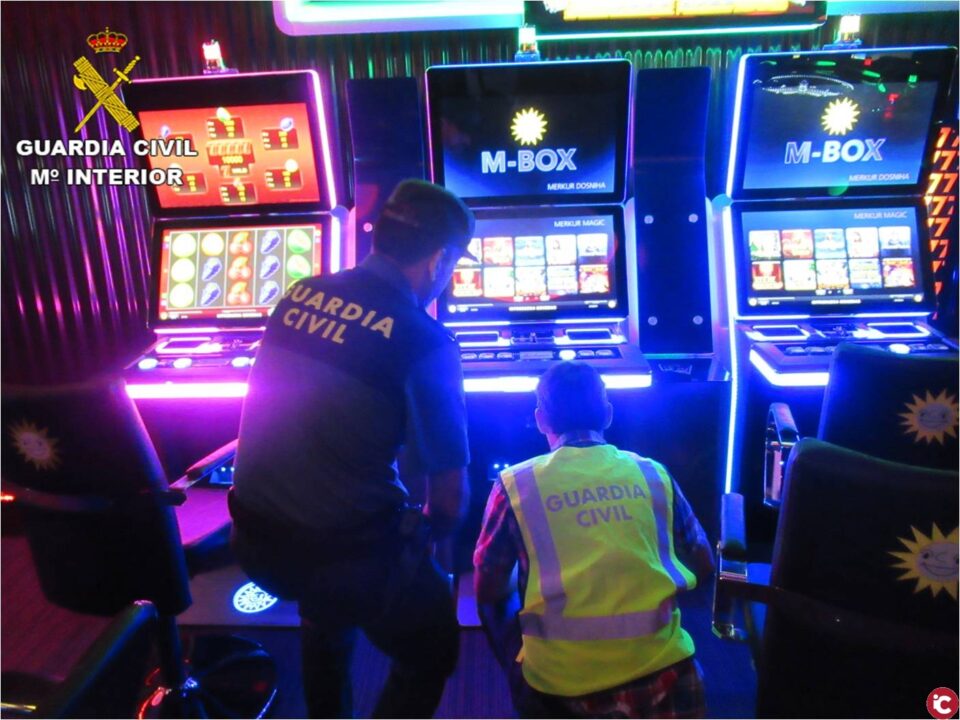 La Guardia Civil detiene en Redován a dos hombres por la manipulación de máquinas recreativas con el método del yoyó