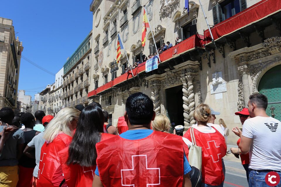 Alicante se suma al "Día Mundial del Refugiado" con la lectura de un manifiesto en la plaza del Ayuntamiento y una pancarta conmemorativa en los balcones