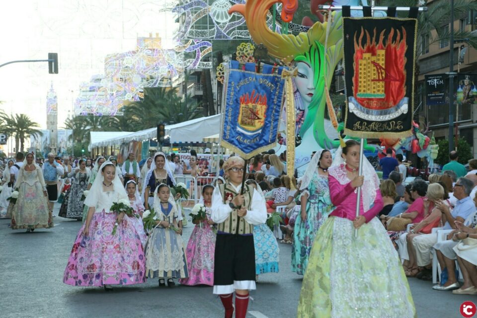 Las Hogueras celebran en Alicante la primera sesión de la Ofrenda de Flores más antigua de España