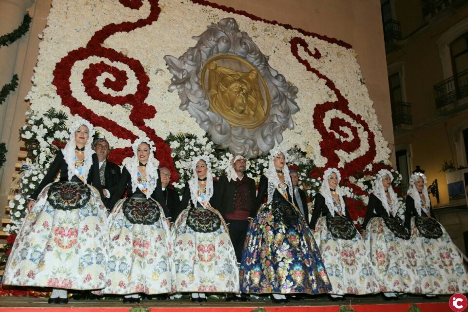 Ofrenda de Flores moradas en homenaje a todas las mujeres