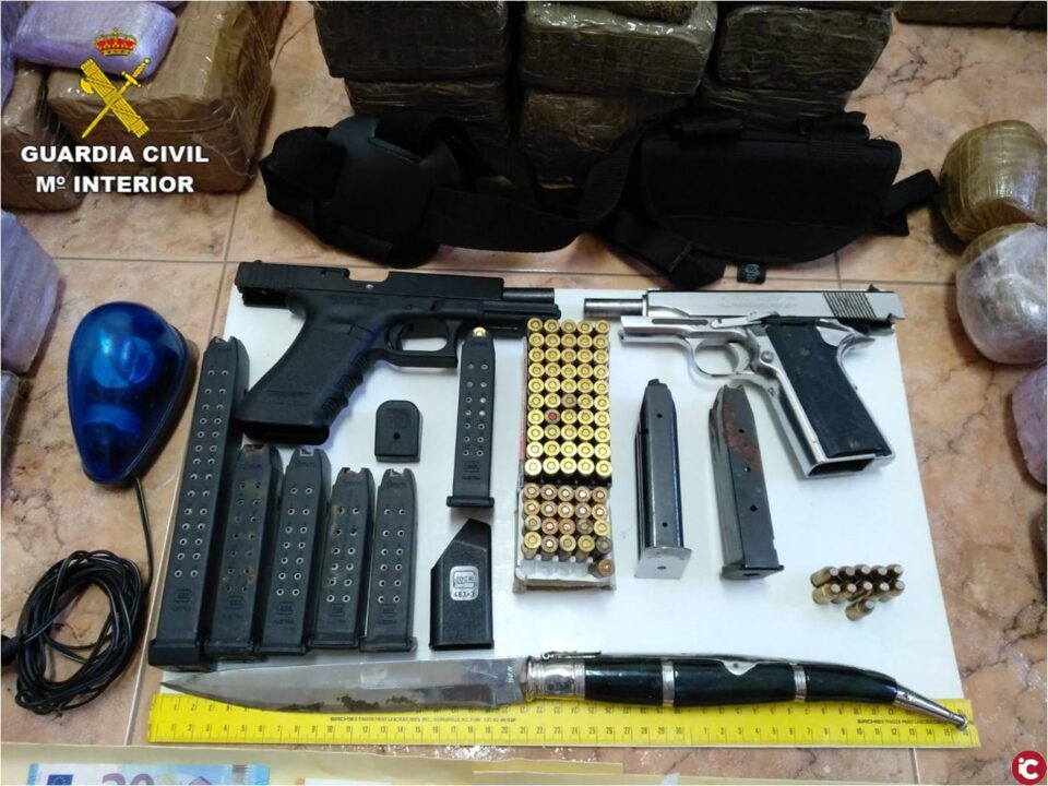 La Guardia Civil detiene en Albatera a un peligroso delincuente con dos armas cortas preparadas para disparar en el momento de su detención