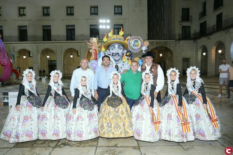 La nit de la cremà trascurre con mucha seguridad ante la expectación de centenares de personas
