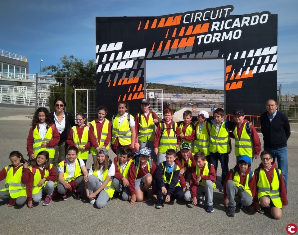 Lalumnat guanyador del 1r concurs 'Eduvial' gaudix del seu premi al Circuit Ricardo Tormo de Xest