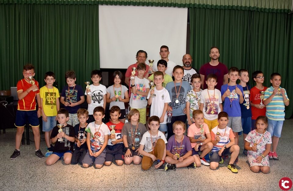 Una treintena de jóvenes participan en el Torneo Municipal de Ajedrez de Xixona