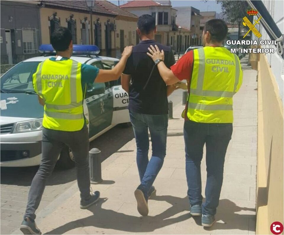 La Guardia Civil detiene en Jacarilla al gestor de una compañía de seguros por la presunta estafa en la contratación de seguros