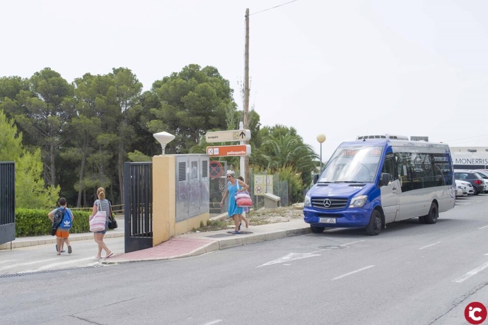 El autobús urbano va a la piscina