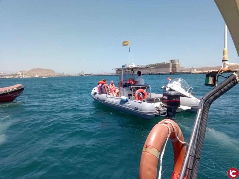 La Policía Local de Alicante rescata a seis mujeres de una embarcación que se hundía en la bocana del puerto