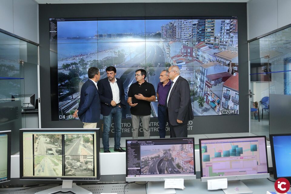 El Ayuntamiento estrena nueva pantalla para optimizar la gestión del tráfico en Alicante con un panel de 217 pulgadas que visualiza las imágenes en alta definición