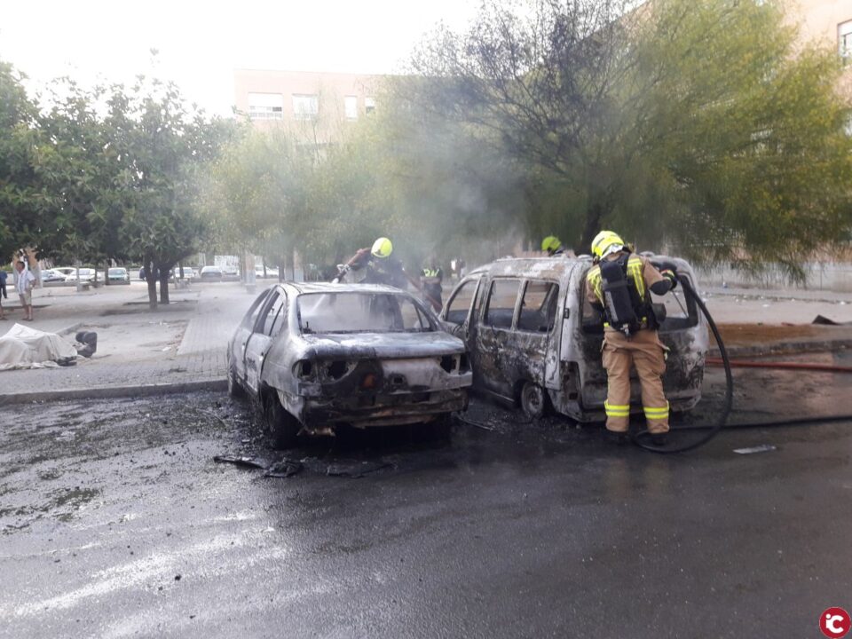 Los bomberos del SPEIS extinguen un aparatoso incendio en dos vehículos en la zona norte